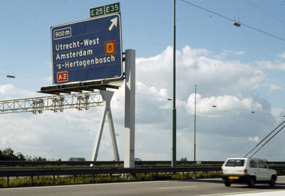 834934 Afbeelding van een wegwijzer langs de A12 te Utrecht, ter hoogte van het knooppunt Oudenrijn.